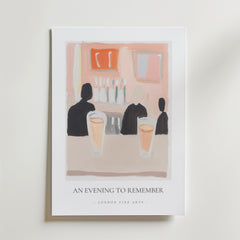 Bozetto An Evening To Remember Poster har abstrakt konst av tre personer i en bar med två drinkar, tryckt på premiumpapper med en lyxig matt finish. Mjuka rosa och neutrala toner tillför modern sofistikering till alla utrymmen.