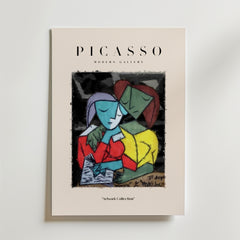 Picasso Colorful Love Embrace Poster från Bozetto har en kubistisk målning av två abstrakta, färgglada figurer som omfamnar varandra. Varumärket Bozetto visas ovan, med Artwork Collection nedan på en vit bakgrund.
