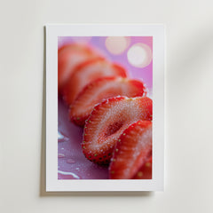 En närbild av färska, skivade jordgubbar med vattendroppar på en mjuk rosa bakgrund finns på Bozetto Sweet Slice Poster. Tryckt med en vit kant på exklusivt premiumpapper skapar den en harmonisk atmosfär.