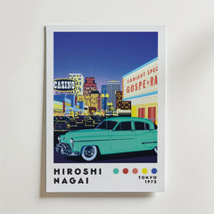 Bozetto Hiroshi Nagai Viva Vegas Poster föreställer en grön veteranbil på en neonupplyst gata med Las Vegas-inspirerade skyltar och texten "Hiroshi Nagai, Tokyo 1973" med färgglada prickar längst ner.