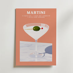 Bozetto Martini Drink Poster föreställer ett minimalistiskt martiniglas med en oliv på en persikofärgad bakgrund, tryckt på premiumpapper med en lyxig matt finish. Översta texten: MARTINI. 5 delar gin + 1 del torr vermouth. 1 oliv för garnering.