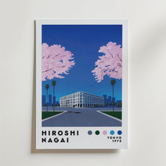 På Bozetto "Hiroshi Nagai Cherry Blossom Avenue Poster" syns en vit byggnad med palmer och två stora rosa körsbärsblomsträd mot en djupblå himmel. Texten nedan visar "Hiroshi Nagai", "Tokyo 1973" och färgade cirklar.