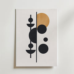 Postern Abstract Planet Forms från Bozetto har svarta geometriska former och en djärv solbrun cirkel, tryckt på premiumpapper för en sofistikerad touch som sticker ut på vilken vit bakgrund som helst.