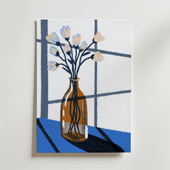 Bozetto Tulip In Vase Poster föreställer vita blommor i en brun glasvas på en blå yta, där solljuset kastar skuggor och framhäver den lyxiga matta finishen på premiumpapperet.