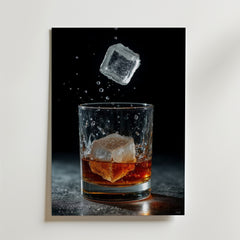 Ett glas whiskey med is står på en mörk yta medan en annan isbit stänker i luften ovanför - en dynamisk stil som fångar Bozettos Whiskey In Motion Drink Poster, tryckt på matt yta premiumpapper.