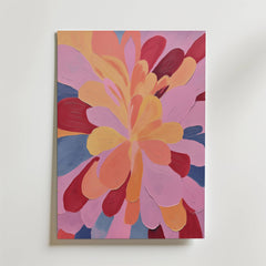 Soft Burst Poster från Bozetto är en kvadratisk konstprint med överlappande kronblad i rosa, rött, gult och blått på en ljus bakgrund - ett iögonfallande, blomsterinspirerat motiv som lyser upp alla rum.