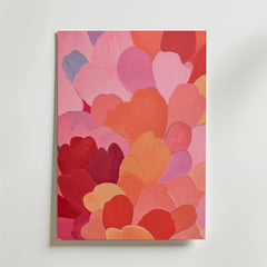 Postern Petals of Dawn från Bozetto visar överlappande kronblad i rött, rosa, orange och persika mot en vit bakgrund, vilket skapar en levande och harmonisk abstrakt blomsterkomposition.