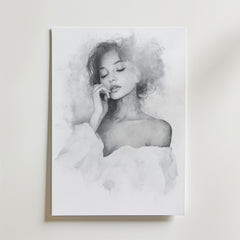 Silent Dreams Poster by Bozetto visar en monokrom illustration av en lugn kvinna med löst hår och en off-shoulder topp, drömska skuggningar och blekta molnliknande kanter, tryckt på FSC-certifierat premiumpapper.