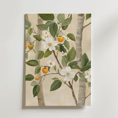 Apricot Bloom Poster från Bozetto föreställer trädgrenar med gröna blad, vita blommor och orange frukt på en ljusbeige bakgrund med björkstammar, vilket skapar en harmonisk känsla. Tryckt på exklusivt premiumpapper.
