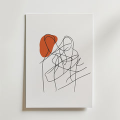 Minimalistisk linjekonst av två abstrakta figurer, den ena med en orange form bakom huvudet, på vitt. Entangled Harmony Poster by Bozetto är tryckt på FSC-certifierat premiumpapper med en lyxig matt finish som utstrålar samhörighet och elegans.