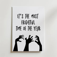 Bozetto Frightful Season Poster är ett snyggt Halloweenprint med "It's the most frightful time of the year" ovanför tre läskiga, utsträckta handsilhuetter.