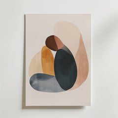 Postern Abstract Embrace från Bozetto visar överlappande organiska former i beige, senapsgult, mörkblått och brunt på vitt matt papper, tillverkad av högkvalitativa material och elegant monterad på en vägg.