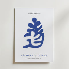 Matisse Decoupe Moderne från Bozetto är en minimalistisk affisch med en djärv blå abstrakt utskärning, Henri Matisses namn och "DÉCOUPE MODERNE: A Tribute to Movement and Form, 1951", tryckt på FSC-certifierat premiumpapper.