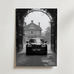 Vintage Rolls Royce No.2 Poster by Bozetto föreställer en lyxbil på en uppfart under en smidesjärnsgrind, vänd mot betraktaren med en dimmig herrgård bakom, allt tryckt på FSC-certifierat premiumpapper med en lyxigt matt yta.