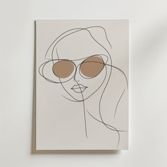 Minimalistisk linjeteckning av en kvinna med runda solglasögon, accentuerad med brun linsskuggning på en ljus bakgrund. Stylish Sunglasses Line Woman Poster från Bozetto är en perfekt modern inredningsdetalj för alla rum.
