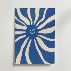 Bozetto Abstract blue and white sun Poster föreställer en leende sol med vågiga strålar, tryckt på premiumpapper för en högkvalitativ finish, och visas mot en vit vägg.