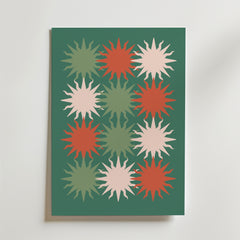 Bozetto Stellar Garden Poster visar ett rutnät av stiliserade solstrålar i grönt, rött och ljusrosa på en mörkgrön bakgrund, konstfullt arrangerade i tre rader för en livfull geometrisk display.