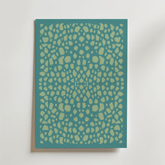 Bozetto Pebble Pattern Poster har en tealfärgad rektangulär canvas med en abstrakt mosaik i limegrönt på en vit bakgrund - perfekt för modern inredning.
