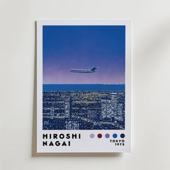 Bozetto Hiroshi Nagai Twilight Flight Poster visar en retro, minimalistisk stadsbild på natten, med ett flygplan ovanför upplysta byggnader och "Hiroshi Nagai TOKYO 1973" plus fem färgade prickar längst ner.
