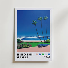 Bozetto Hiroshi Nagai Ocean Breeze Ride Poster visar en blå cabriolet vid kusten med tre palmer, havsvågor och berg under en klarblå himmel. Den har texten "Hiroshi Nagai, Tokyo 1973.