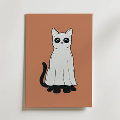 Bozetto's Ghost Cat Poster har en lekfull illustration av en katt i spökdräkt med svarta ögon på en enkel brun bakgrund - perfekt för att ge din Halloween-dekoration en höstlig charm.