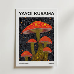Bozetto Yayoi Kusama Mushrooms Poster visar Kusamas röda svampar med gula prickar på en svart, färgstark prickig bakgrund, tryckt på FSC-certifierat premiumpapper för en högkvalitativ finish. Titeln visas längst ner.