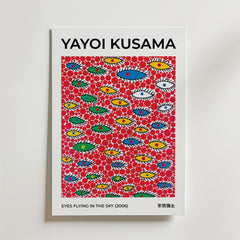 Bozetto Yayoi Kusama Eyes Flying In The Sky Poster föreställer stiliserade ögon på en röd prickig bakgrund, tryckt på FSC-certifierat premiumpapper med konstnärens namn och detaljer om konstverket ovan och under bilden.