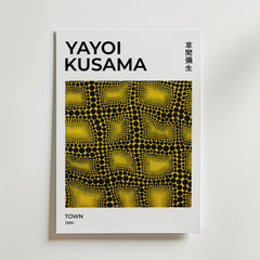 Bozetto Yayoi Kusama Optical Field Poster har fet engelsk och japansk text, ett gult och svart prickigt mönster, "Town" och "1999" längst ner och är tryckt på FSC-certifierat premiumpapper för en högkvalitativ finish.