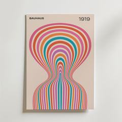 Bozetto Bauhaus Vortex Poster visar BAUHAUS och 1919 högst upp, med djärva, färgglada koncentriska kurvor som bildar en symmetrisk, optisk rörelseinspirerad abstrakt design på en ljusbeige bakgrund.