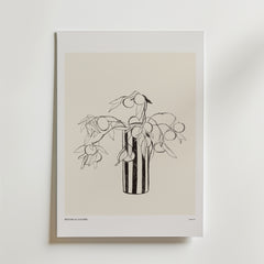 Graphic Bloom Poster från Bozetto har en minimalistisk linjeteckning av en vågig vas med bladgrenar och runda frukter på en benvit bakgrund, inramad i vitt - en perfekt inredningsdetalj för lugna, moderna interiörer.