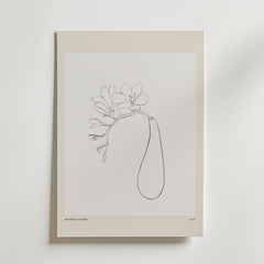Minimalistisk konstlinjeteckning av en blomma med långt blad på postern "Soft As Silence" från Bozetto, beige-kanterad mot vit vägg. Enkel och elegant design med texten Botanical Gallery längst ner.