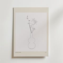 Postern Humble Vase Poster från Bozetto är en minimalistisk linjeteckning av en vas med blommor och stjälkar på en vit bakgrund med en beige kant, vilket skapar en lugn komposition.