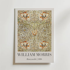 Bozetto William Morris Honeysuckle 1886 Poster visar hans intrikata kaprifolens mönster i orange och grönt, med inskriptionen: WILLIAM MORRIS Honeysuckle | 1886 - ett vittnesbörd om tidlös skönhet.
