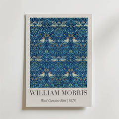 Gardin i ull från William Morris: Bird 1878 Poster by Bozetto har symmetriska fåglar och blommotiv i blått, grönt och guld, med konstnärens namn och verkets titel under bilden.