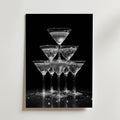Bozetto Champagne Glas Pyramid Drink Poster visar sex bubbelglas i ett snyggt svartvitt foto som skapar en elegant och festlig känsla - perfekt att visa upp på premiumpapper med en lyxigt matt yta.