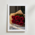 Bozetto Romantic Red Roses Poster, tryckt på premiumpapper med en matt finish, är inramad och visar en bukett i brunt papper på marmor mot en enkel, ljus vägg.