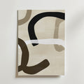 Interwoven Curves Poster by Bozetto har tjocka svarta, bruna och beige kurvor med en vit vågig linje på ljus beige. Tryckt på premiumpapper med en lyxigt matt yta för en modern konstnärlig touch.
