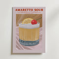 Bozetto Amaretto Sour Cocktail Poster är tryckt på premiumpapper med en lyxig matt finish och föreställer ett glas garnerat med citron och körsbär. Receptet visas i rött ovan på en ljusrosa bakgrund.