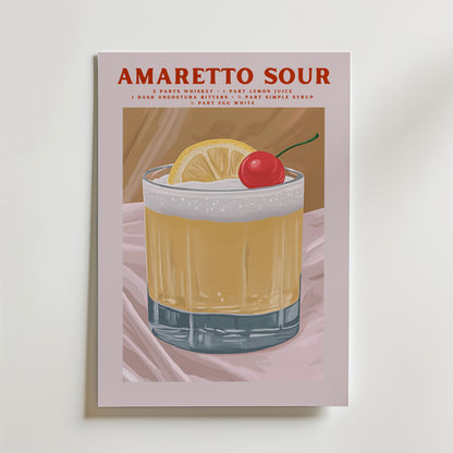 Bozetto Amaretto Sour Cocktail Poster är tryckt på premiumpapper med en lyxig matt finish och föreställer ett glas garnerat med citron och körsbär. Receptet visas i rött ovan på en ljusrosa bakgrund.