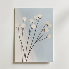 Bozetto Gardenia Grace Poster har delikata vita bomullsblommor på bruna stjälkar mot en mjuk blå och vit gradient, tryckt på premiumpapper och perfekt för minimalistisk inredning.