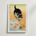 Affischen Cat and Bowl of Goldfish Ohara Koson Poster från Bozetto föreställer en svartvit katt med rött halsband som hukar bredvid ett runt akvarium med tre guldfiskar, japansk text till vänster och "OHARA KOSON" längst ner.