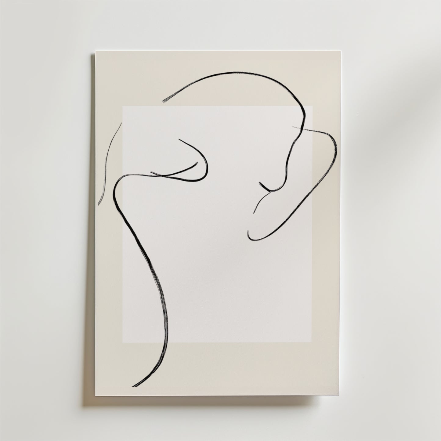 Minimal Nude Line Art Poster by Bozetto visar en liggande abstrakt figur i flytande svarta linjer på vitt och beige premiumpapper - perfekt för moderna interiörer och en ren, minimalistisk display.
