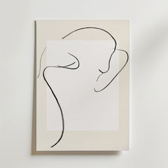 Minimal Nude Line Art Poster by Bozetto visar en liggande abstrakt figur i flytande svarta linjer på vitt och beige premiumpapper - perfekt för moderna interiörer och en ren, minimalistisk display.