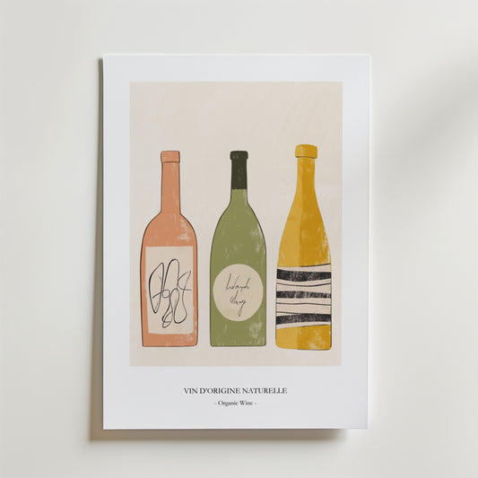 Choose The Wine Drink Poster" från Bozetto föreställer tre pastellfärgade vinflaskor på en ljus bakgrund, tryckt på FSC-certifierat premiumpapper med en lyxigt matt yta. Text: "VIN D'ORIGINE NATURELLE - Ekologiskt Vin -".