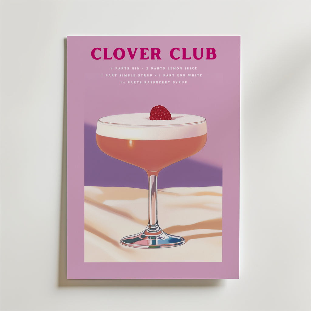 Bozetto Clover Club Drink Poster föreställer en coupe cocktail med hallon på premiumpapper. Receptets ingredienser är elegant listade ovanför den rosa drinken, mot en pastellfärgad, lyxig matt bakgrund.