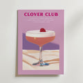 Bozetto Clover Club Drink Poster föreställer en coupe cocktail med hallon på premiumpapper. Receptets ingredienser är elegant listade ovanför den rosa drinken, mot en pastellfärgad, lyxig matt bakgrund.