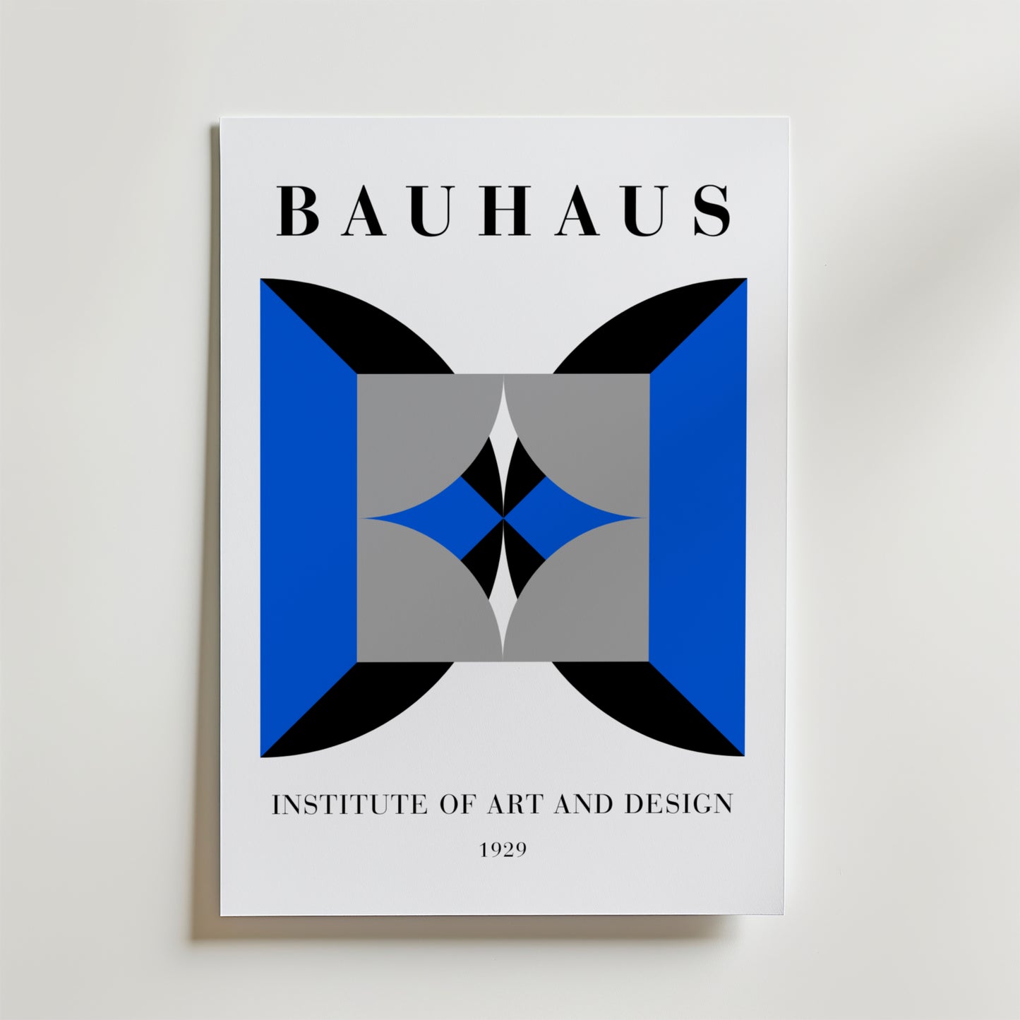 Bozetto Bauhaus Symmetrical Design Poster har geometriska former i svart, blått, grått och vitt på premiumpapper. "BAUHAUS" står överst och "INSTITUTE OF ART AND DESIGN 1929" under - en effektfull konstposter.
