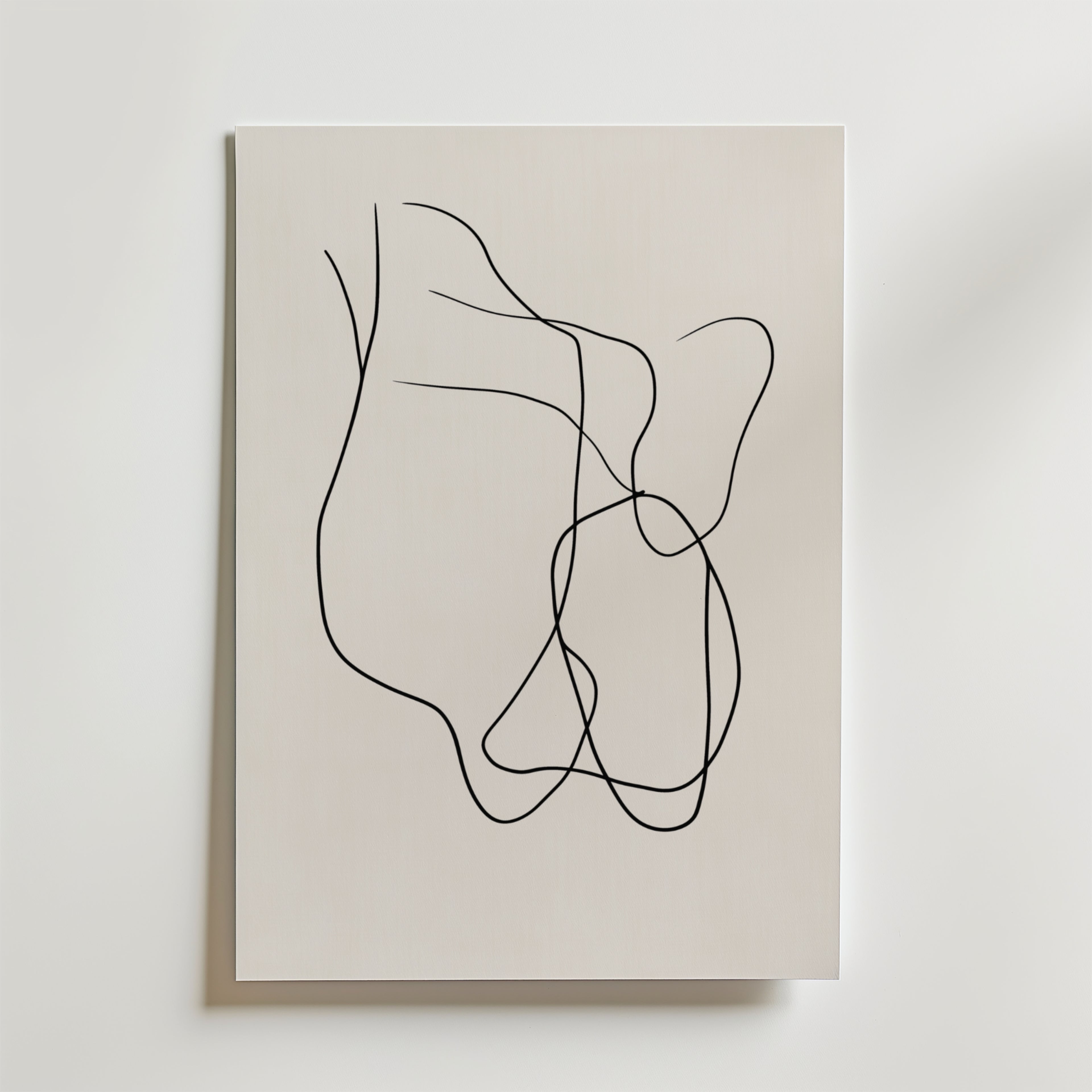 Bozetto Abstract Black Line Flow Poster har tunna, böjda svarta linjer på en ljus bakgrund. Tryckt på premiumpapper med en lyxigt matt yta som förstärker den minimalistiska och abstrakta flow-designen.
