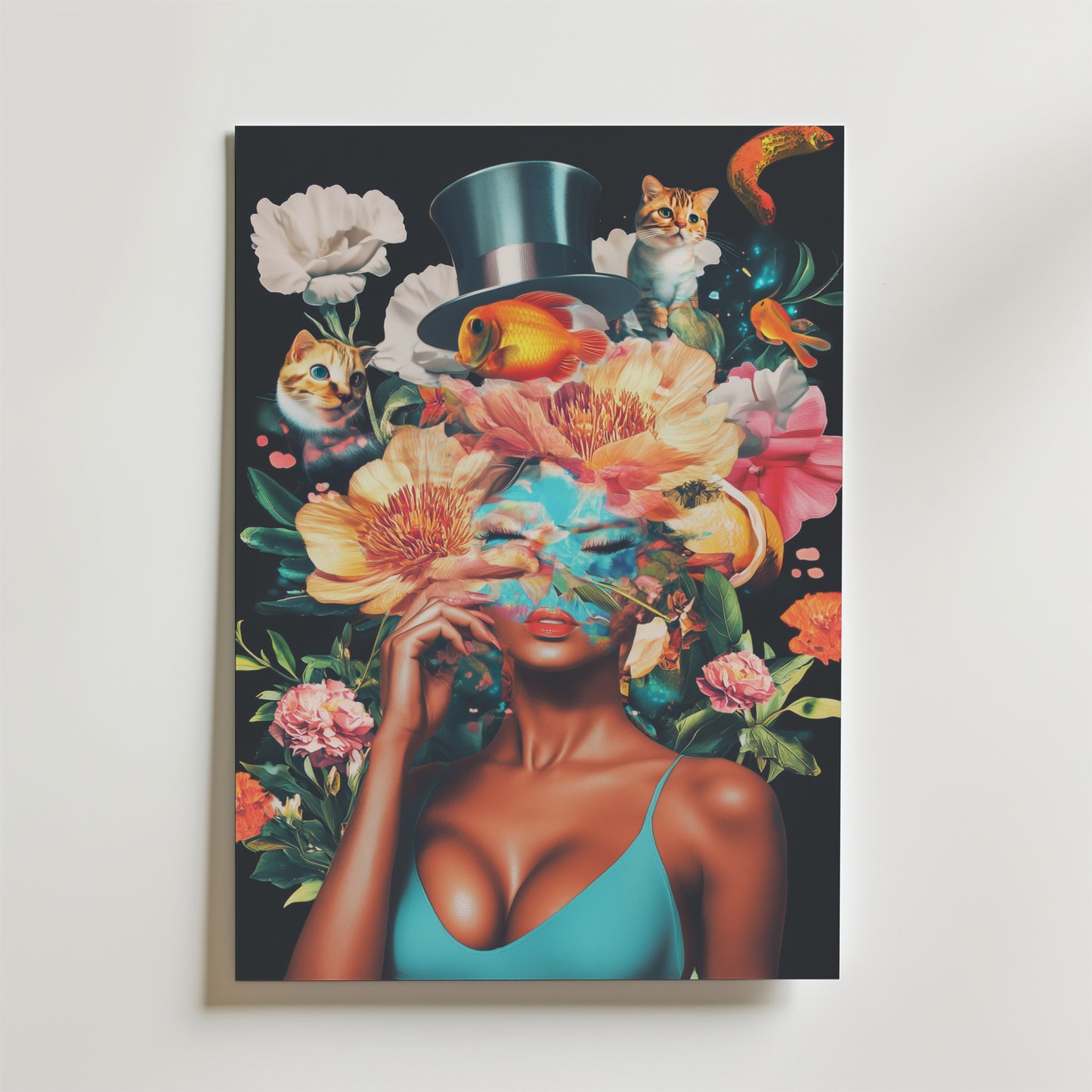 Bozetto's Floral Fantasy Portrait Poster föreställer en kvinna i en blå klänning, vars ansikte delvis döljs av blommor, guldfiskar, katter och en svävande hög hatt, tryckt på premiumpapper med en mörk blommig bakgrund.