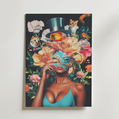 Bozetto's Floral Fantasy Portrait Poster föreställer en kvinna i en blå klänning, vars ansikte delvis döljs av blommor, guldfiskar, katter och en svävande hög hatt, tryckt på premiumpapper med en mörk blommig bakgrund.